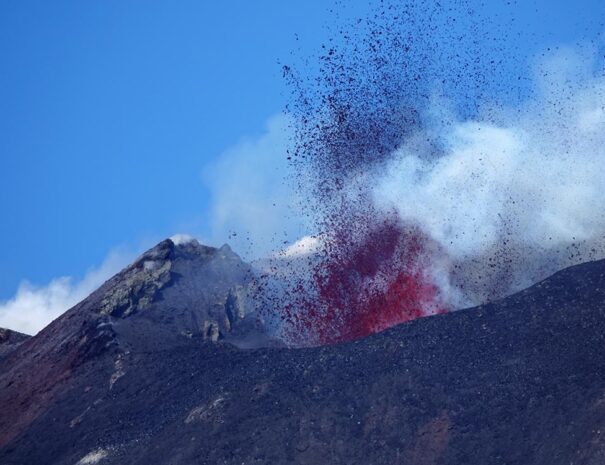 Attività Stromboliana dal Cratere di Sud - Est 01.10.2020